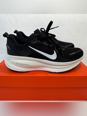 Nike Women's 11.5 Vomero 18 Running Shoes